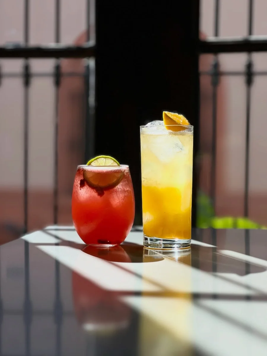En tendencia: el café-bar, lugar híbrido que sirve café en la mañana y cócteles de autor por la noche. Aquí 3 en Barrio Antiguo que son populares entre los jóvenes