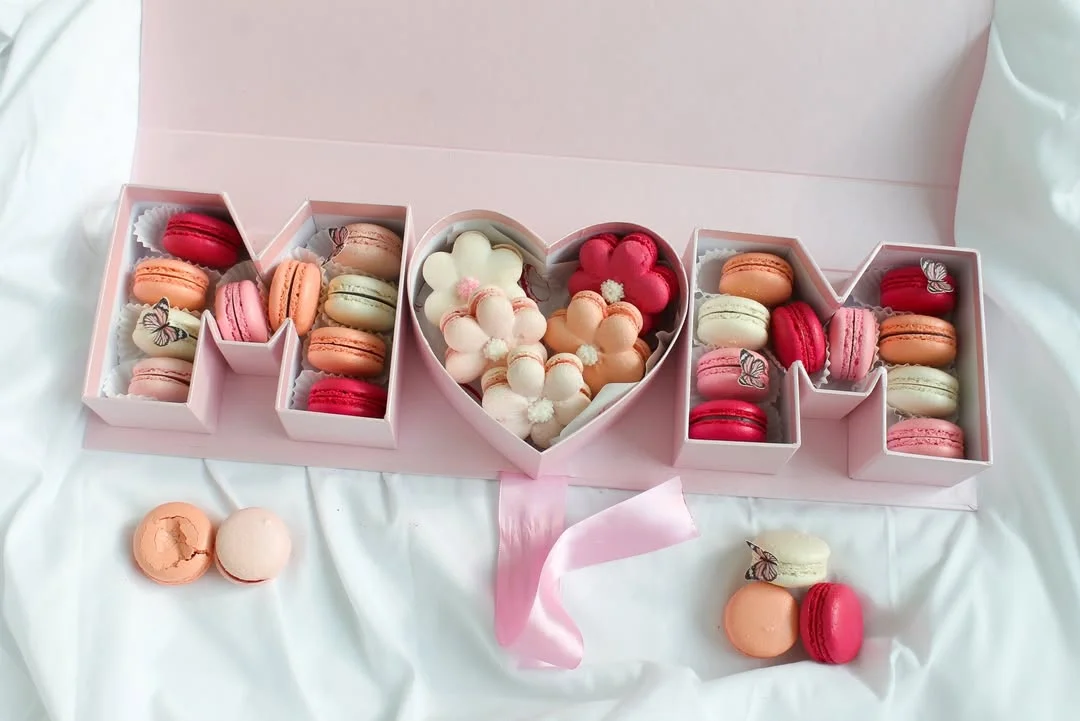 ¿Ya tienes el postre para mamá? Aquí 8 opciones con pasteles, macarons y panqués en SPG, MTY y SNN para celebrar el Día de las madres. Todos son bajo pedido