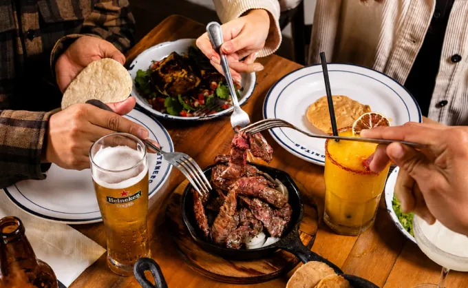 ¿La última salida con amigos antes de graduarte? Aquí 7 botaneros por MTY sin pretensiones, con cócteles de autor y parrilladas para despedirte de la universidad — Gastronomía en Monterrey, Nuevo León