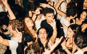 ¿Será que las nuevas generaciones están dejando la 'cultura del antro' ? Los jóvenes ahora buscan ambientes relajados, cócteles de autor y espacios al aire libre