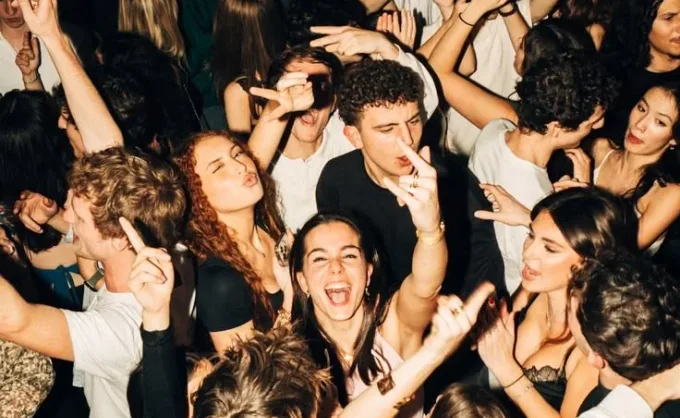 ¿Será que las nuevas generaciones están dejando la 'cultura del antro' ? Los jóvenes ahora buscan ambientes relajados, cócteles de autor y espacios al aire libre