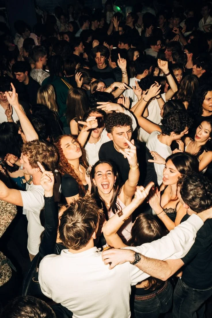 ¿Será que las nuevas generaciones están dejando la 'cultura del antro' ? Los jóvenes ahora buscan ambientes relajados, cócteles de autor y espacios al aire libre