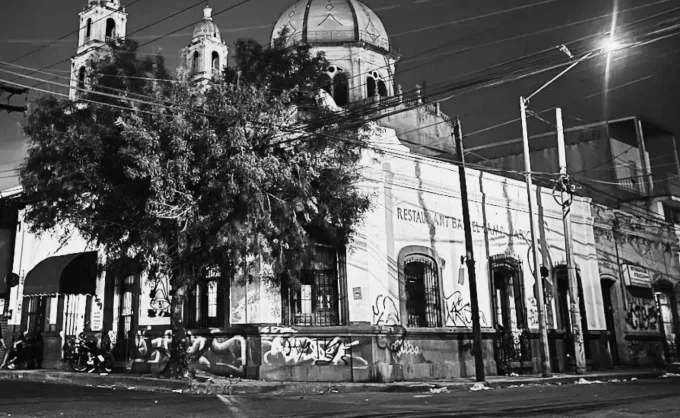Ruta de cantinas. El Campanario: desde los años 90, tiene una esencia rockera, con tributosa bandas icónicas, mariscos y comfort food MTY Centro