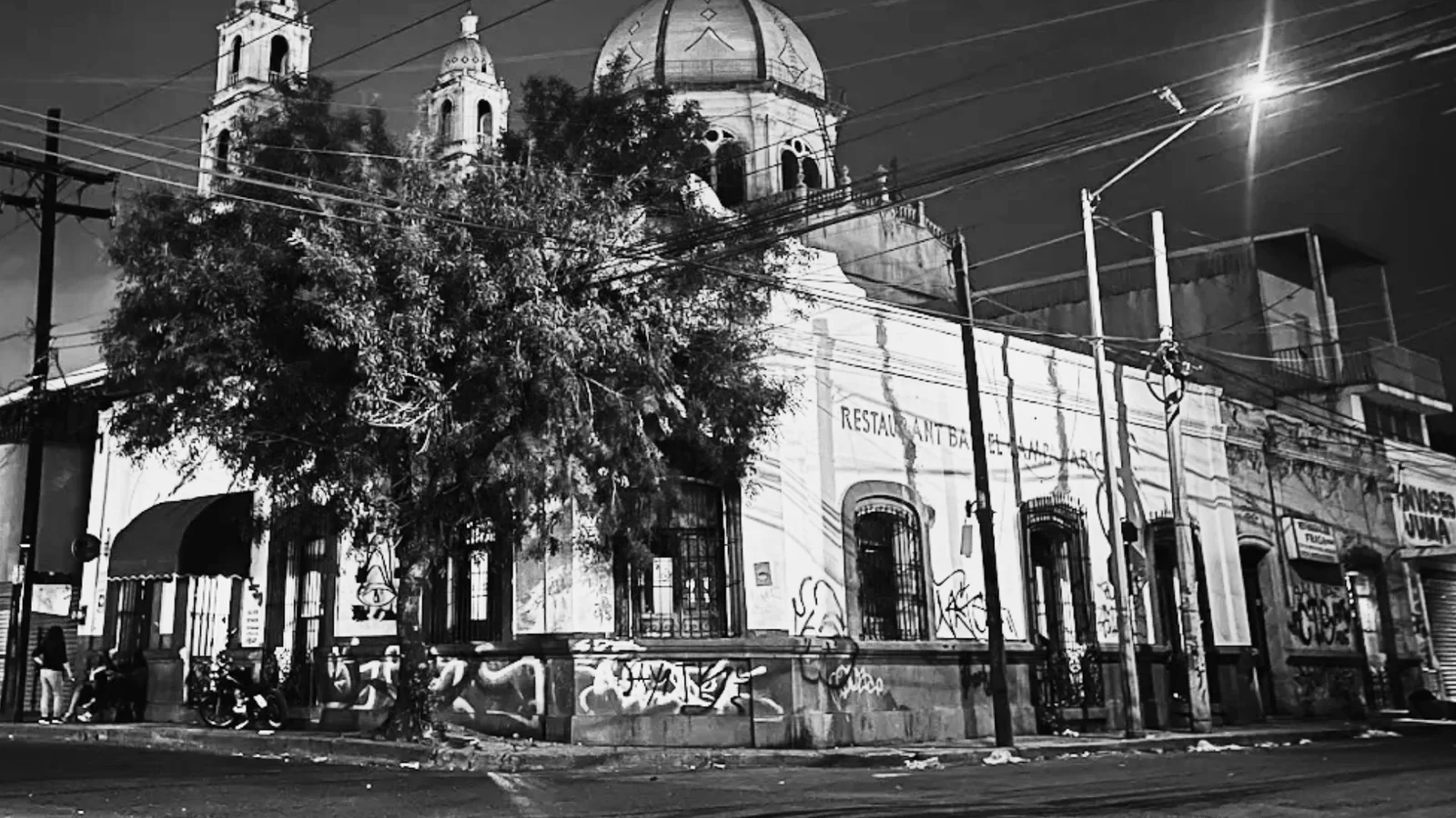 Ruta de cantinas. El Campanario: desde los años 90, tiene una esencia rockera, con tributosa bandas icónicas, mariscos y comfort food MTY Centro