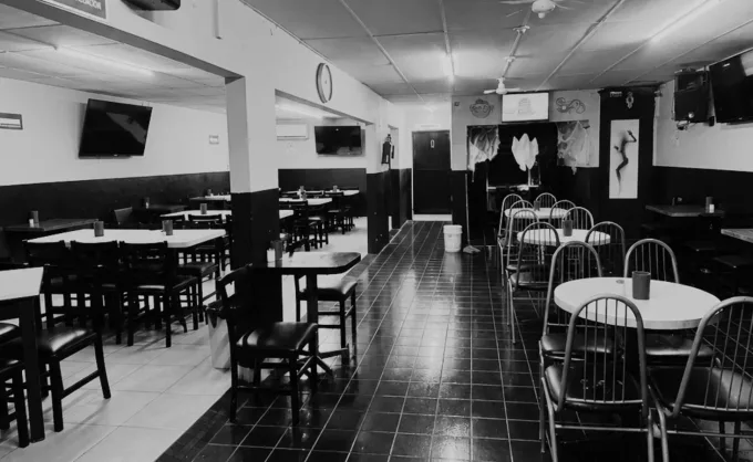 Ruta de cantinas. Bar San Carlos: no hay botanas de cortesía pero sí un menú accesible que cambia día con día, karaoke y mangas para mantener frías las cervezas