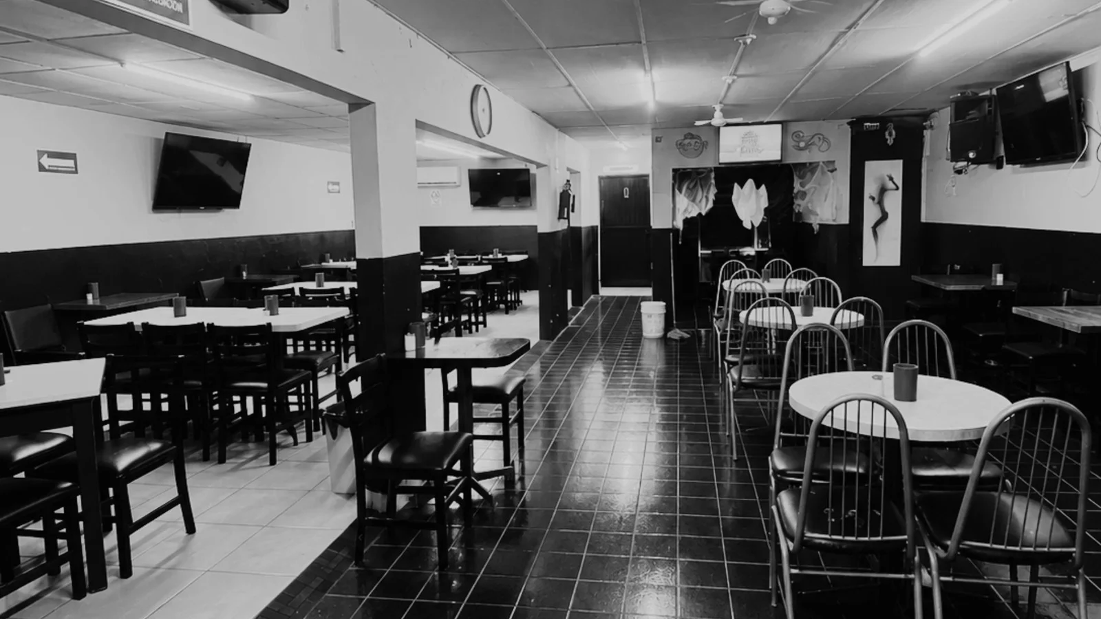 Ruta de cantinas. Bar San Carlos: no hay botanas de cortesía pero sí un menú accesible que cambia día con día, karaoke y mangas para mantener frías las cervezas