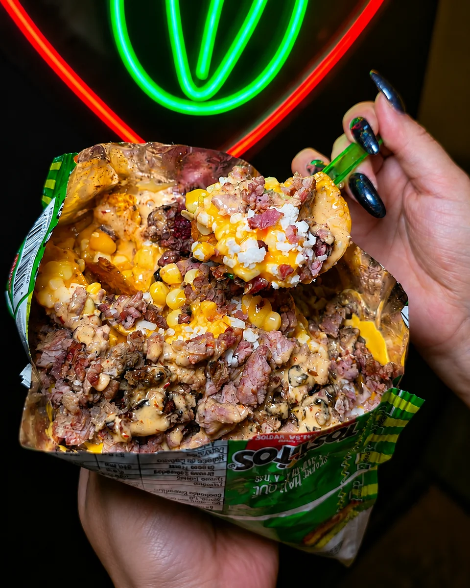 Tres elotes monchosos con carne y trompo en zona Tec y GPE