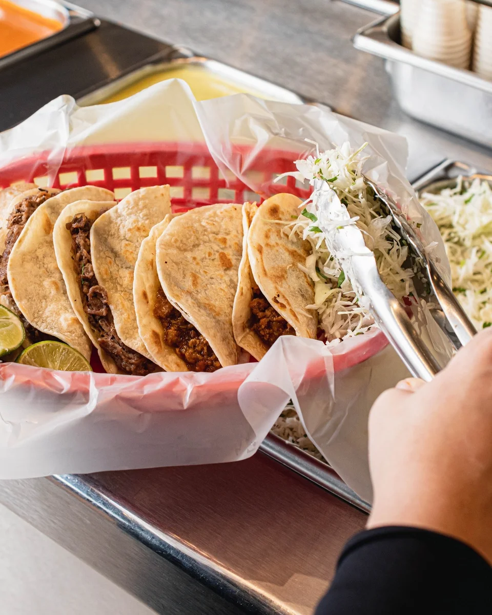 Tres taquerías longevas e icónicas sobre Carretera