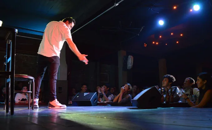 05/05 Día de la risa. Un standupero nos dijo que estos 3 bares de comedia tienen los shows más divertidos en SNN. Además ofrecen platillos para compartir y litros - San Nicolás, Nuevo León