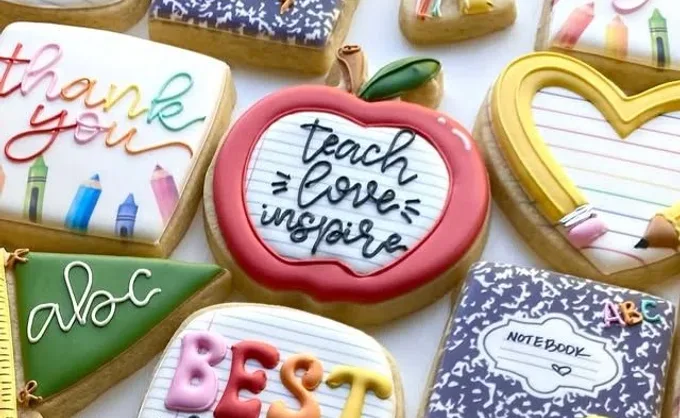 Galletas decoradas como útiles escolares, brownies, cupcakes, pretzels y manzanas cubiertas para el Día del Maestro. Aquí 3 opciones en SPG y MTY que los ofrecen - Cumbres, Nuevo León