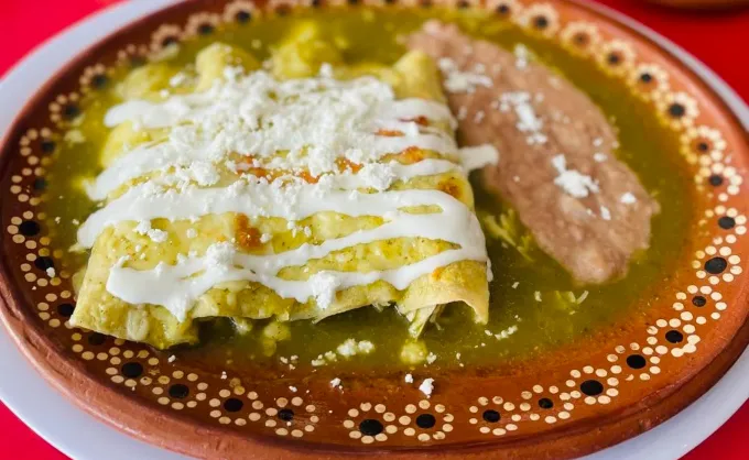 Nuestros lectores de Cumbres nos recomendaron 3 fonditas con enchiladas suizas caseras para almorzar. Aunque pueden tardar un poco, "vale la pena esperar"