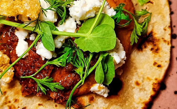 "Un taco que no pide permiso. Que habla de territorio, de oficio y de producto", así describió el Chef Carlos Leal su platillo en 'Las Marteadas de la Fonda'