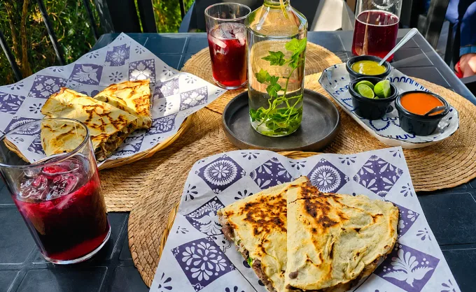 Favoritos. Sazón de Oaxaca en MTY: más de 20 tlayudas hechas a mano, guacamole con chapulines, memelitas y tejate, mejor conocida como "la bebida de los dioses"