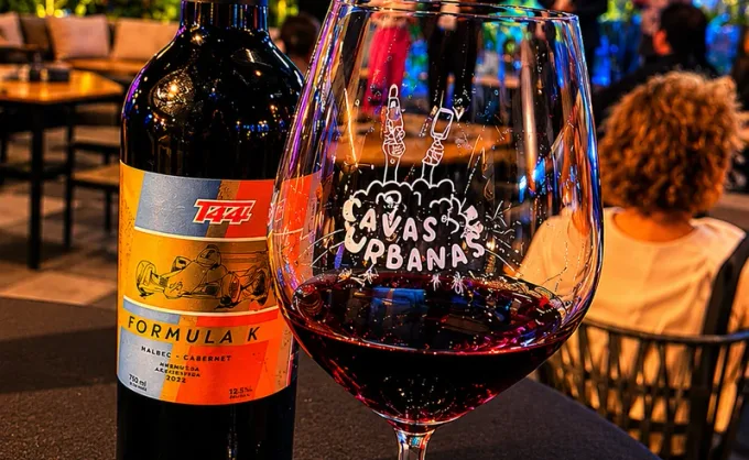 ¿Adivina cuál piloto de carreras regiomontano recién sacó su propia etiqueta de vino? Aquí todo sobre su lanzamiento en Cavas Urbanas el pasado 28 de mayo 
