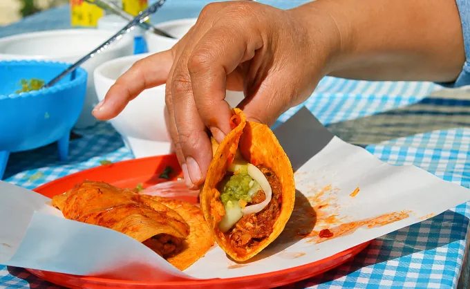 Encontramos 3 nuevos tacos mañaneros: los de barbacoa con chicharrón y los de 13+ guisos en MTY; los de canasta con escabeche de pepino sobre Morones en SPG
