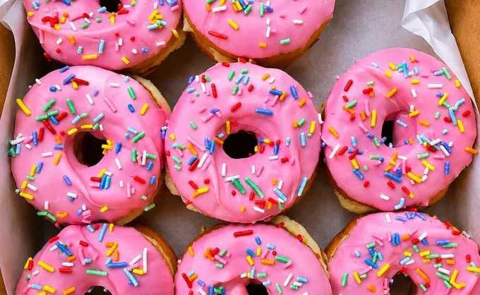 ¿Sabes cuál es la dona más icónica del mundo? No tiene nada que ver con un sabor especial o una receta creativa, fue la cultura pop quien se encargó de exportarla