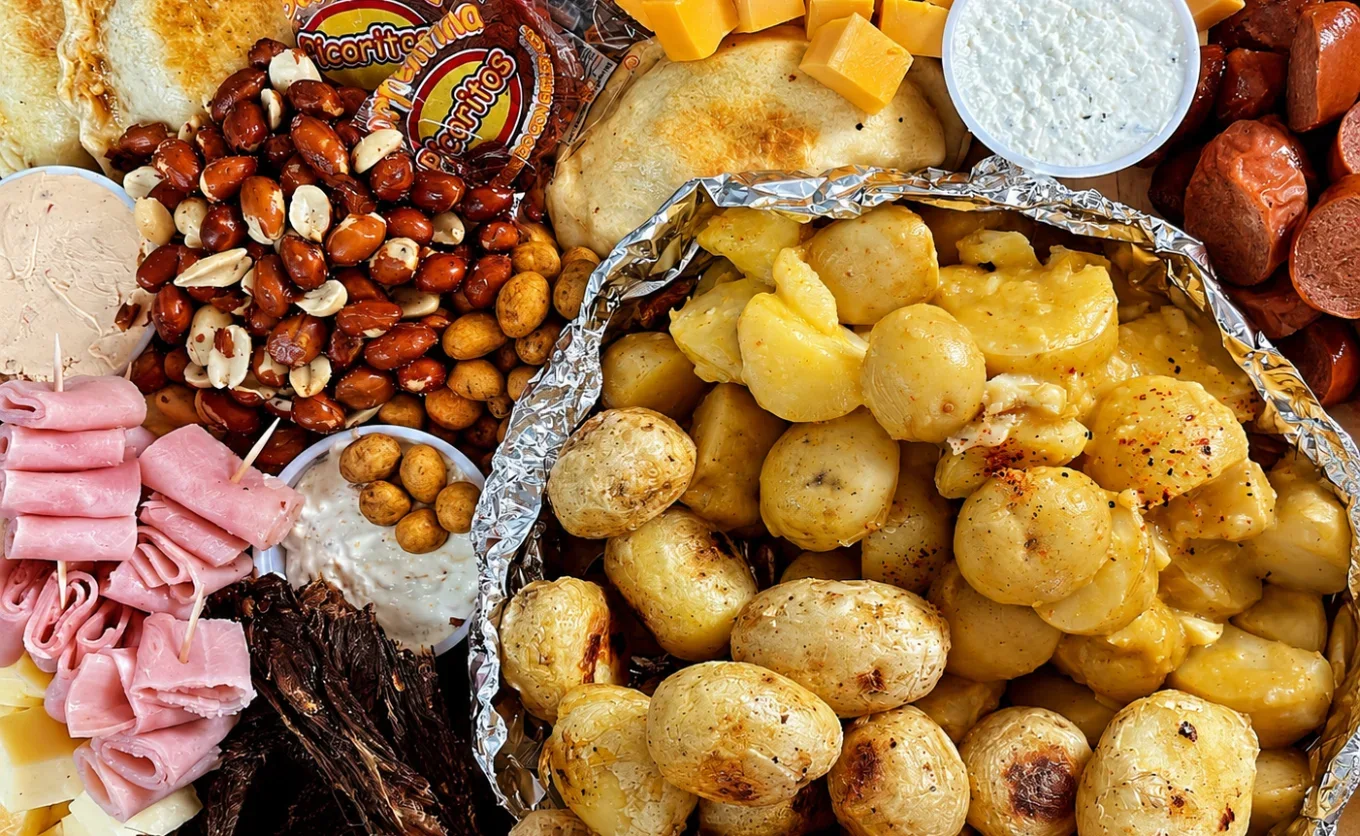 Las tablas de quesos son de origen europeo, pero en MTY encontraron la forma de hacerlas norteñas: papitas de galeana, carne seca, ate y dulces regionales — Gastronomía en Monterrey, Nuevo León