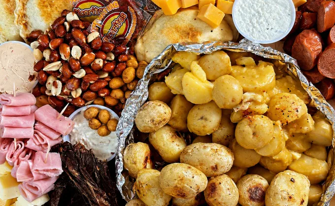 Las tablas de quesos son de origen europeo, pero en Monterrey encontraron la forma de hacerlas norteñas: papitas de galeana, carne seca, ate y dulces regionales