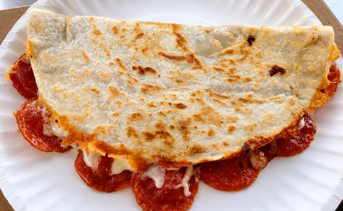 Las Pizzadillas, el antojo callejero que fusiona las quesadillas con la 'comfort food': tortillas de harina de 30cm rellenas de lasaña, pepperoni y pollo búfalo
