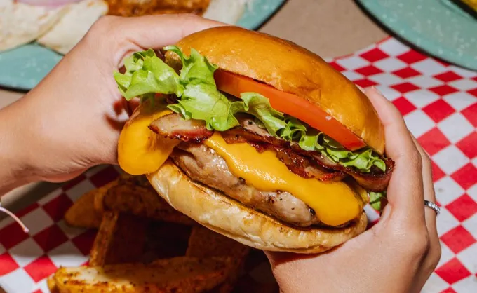 En SPG y MTY hay un restaurante con propuesta 100% Tex-Mex: waffles con pollo, pulled pork, BBQ, malteadas y clases de baile country por las tardes