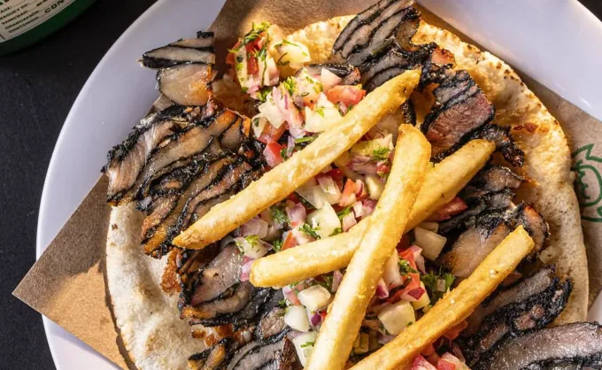 Tres taquerías modernas con trompo árabe en San Jemo