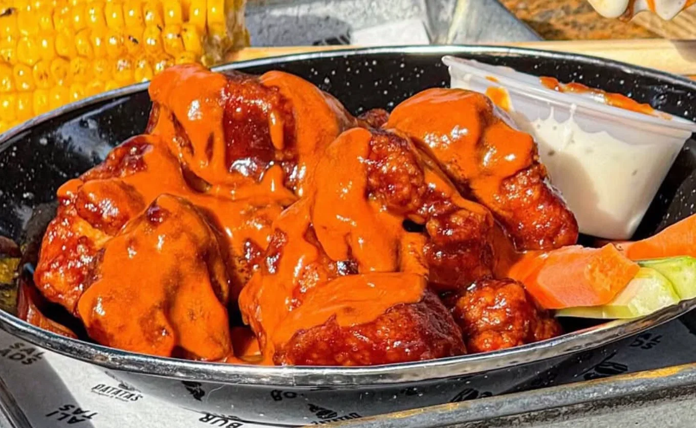 Tres lugares de boneless, burgers y deportes en Zona Tec