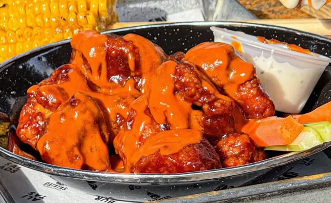Tres lugares de boneless, burgers y deportes en Zona Tec