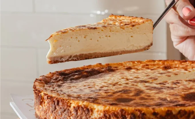 La tarta vasca lleva 1 kilo de queso, lo que sobrepasa, por mucho, al propio cheesecake. Los expertos postreros nos recomiendan sus 7 favoritas en SPG y MTY