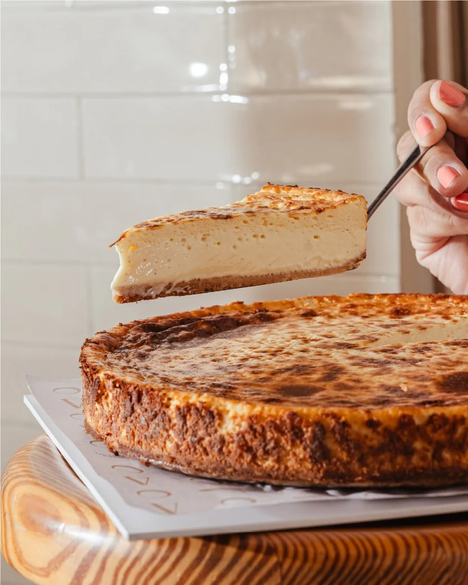 La tarta vasca lleva 1 kilo de queso, lo que sobrepasa, por mucho, al propio cheesecake. Los expertos postreros nos recomiendan sus 7 favoritas en SPG y MTY