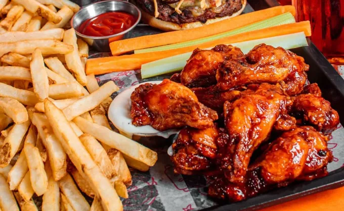 Las alitas llegaron a México a principios de los años 2000, hoy se sirven en casi todos los sports bars de NL. ¿Por qué las relacionamos tanto con el deporte? — Gastronomía en Monterrey, Nuevo León