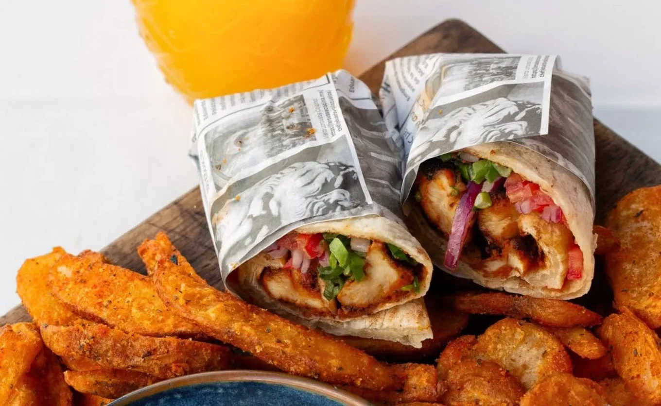 Tres restaurantes mediterráneos con gyros y tzatziki