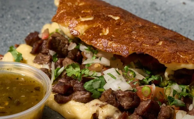Sigas o no la dieta keto, los tacos en costra de queso son más llenadores. Aquí 4 taquerías de San Jemo que los ofrecen con carne asada, trompo y campechaneados