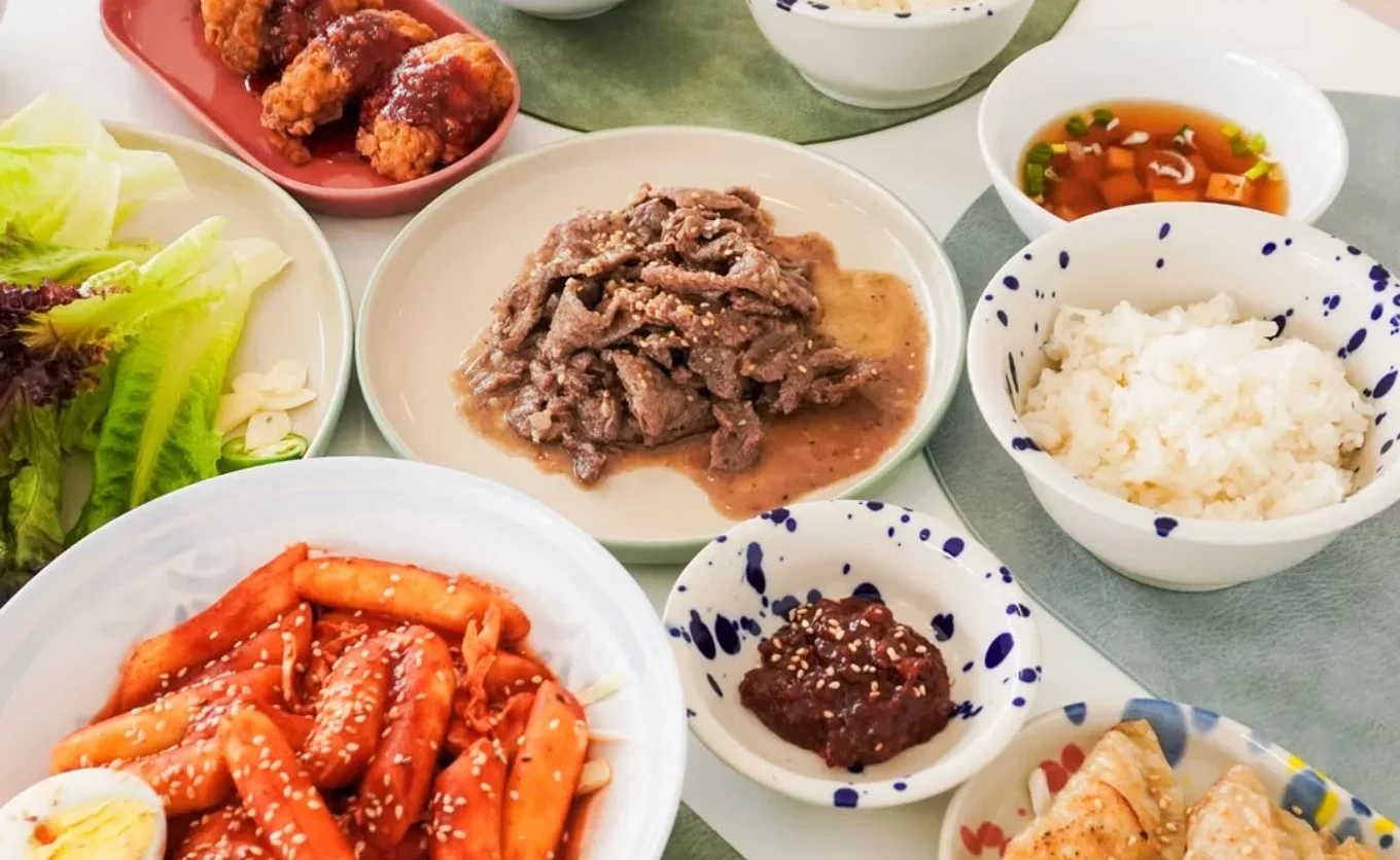 KIA llegó a NL a fabricar autos en 2015 y eso también trajo gastronomía, cultura y hasta productos de belleza. La ola coreana no deja de cobrar fuerza en MTY