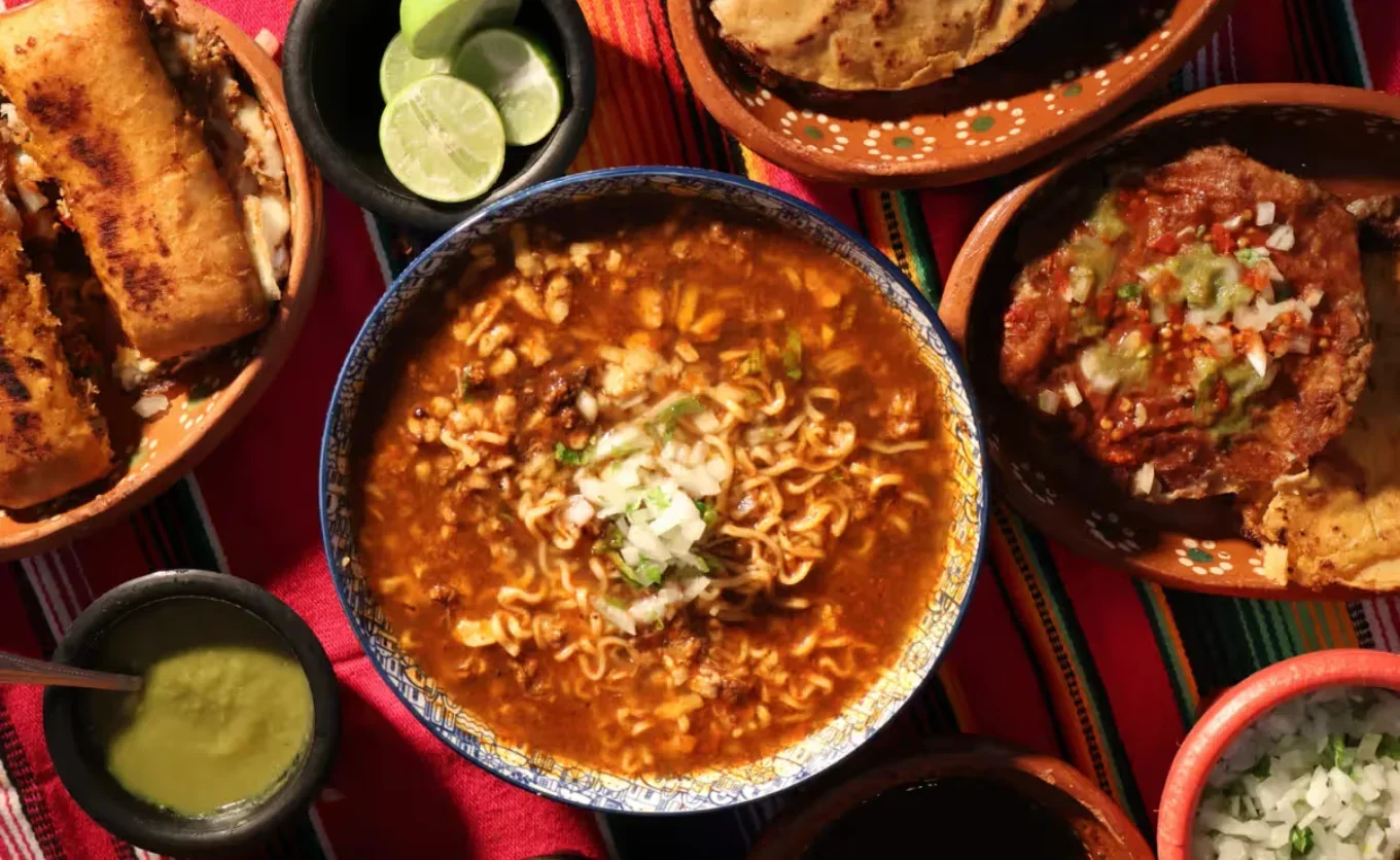 La birria se puede combinar con muchas cosas: quesadillas, empalmes, tortas, tostadas, ramen. Hay un lugar en Guadalupe que hasta la sirve con chilaquiles