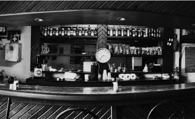 Ruta de cantinas. Bar La Reyna: desde 1988 en SNN, noches de karaoke, mesa de billar y asador para la carne asada