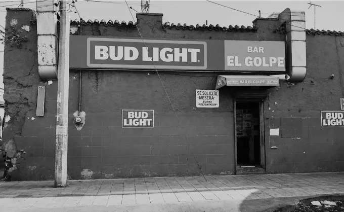 Ruta de cantinas. Bar El Golpe: frecuentada por gente de mayor edad, cerveza desde $30 y un ambiente donde Don Óscar reúne a los clientes para jugar cartas y dominó