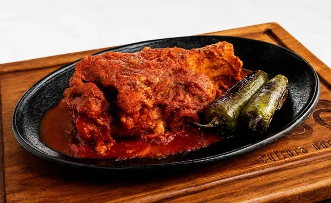 En el centro de MTY hay un restaurante que representa la esencia de NL: chamorro en salsa artesanal de asado, queso de Agua Fría y galería de artistas regios — Gastronomía en Monterrey, Nuevo León