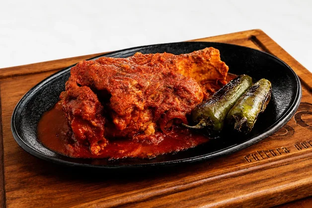 En el centro de MTY hay un restaurante que representa la esencia de NL: chamorro en salsa artesanal de asado, queso de Agua Fría y galería de artistas regios — Gastronomía en Monterrey, Nuevo León