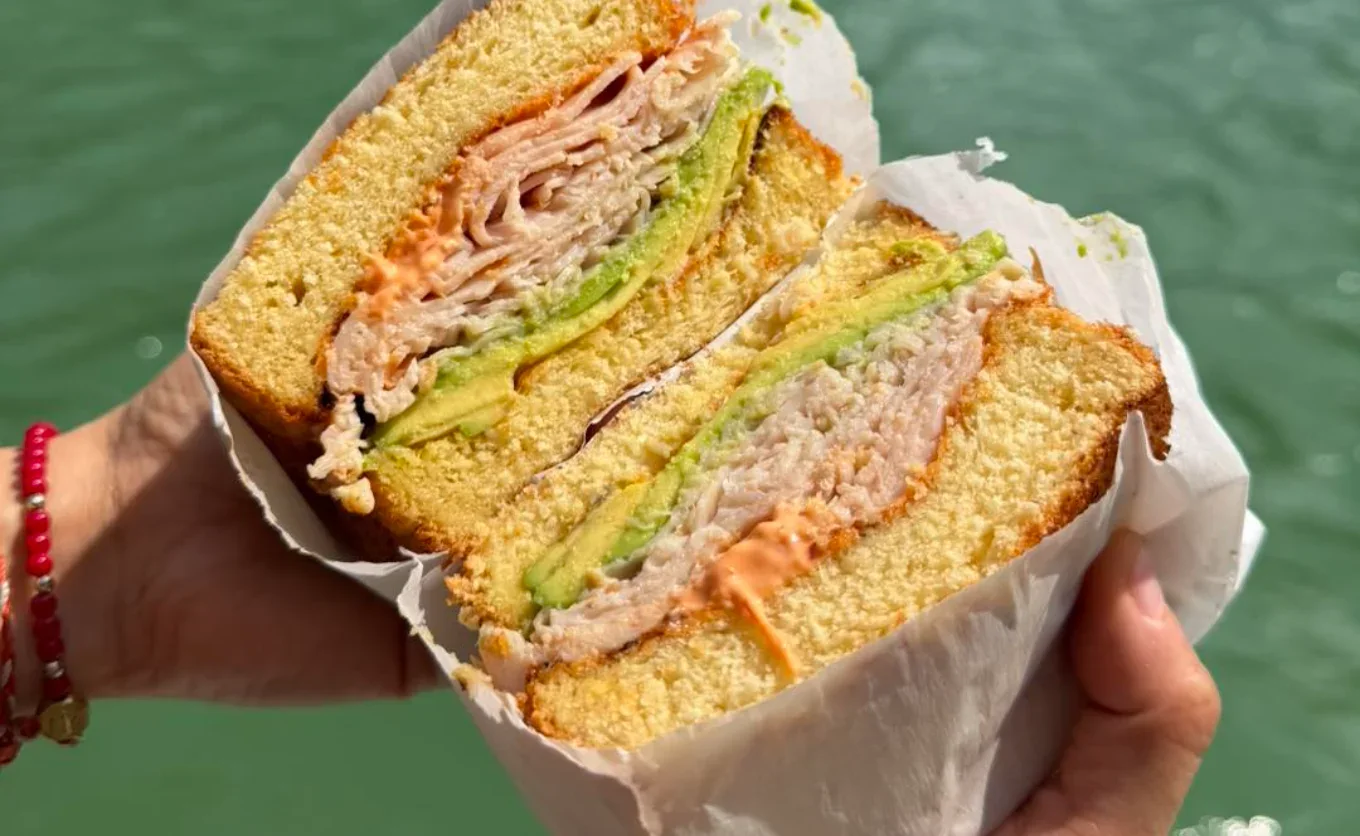 Este café de Santa Lucía combina el café de especialidad con roles de canela en masa madre, sándwiches grandes y pizza artesanal. Aparte es 'pet-friendly' — Gastronomía en Monterrey, Nuevo León