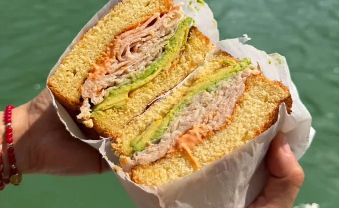 Favoritos. Este café de Santa Lucía combina el café de especialidad con roles de canela en masa madre, sándwiches grandes y pizza artesanal. Aparte es 'pet-friendly'