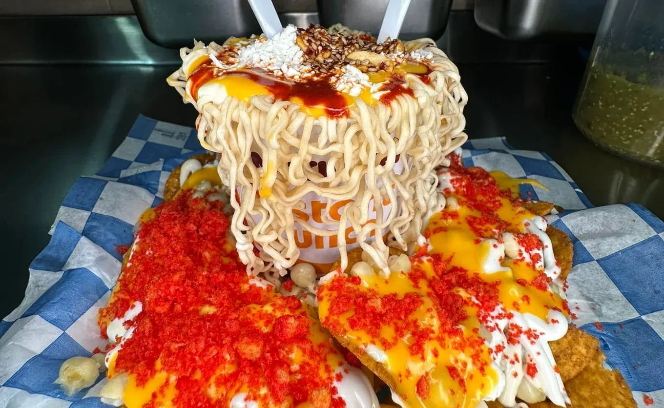 Mientras que la nueva moda es lo 'fit', en San Nicolás los antojitos y snacks grandes no dejan de tener éxito. Hasta hay quienes hacen fila por horas para probarlos — Gastronomía en Monterrey, Nuevo León