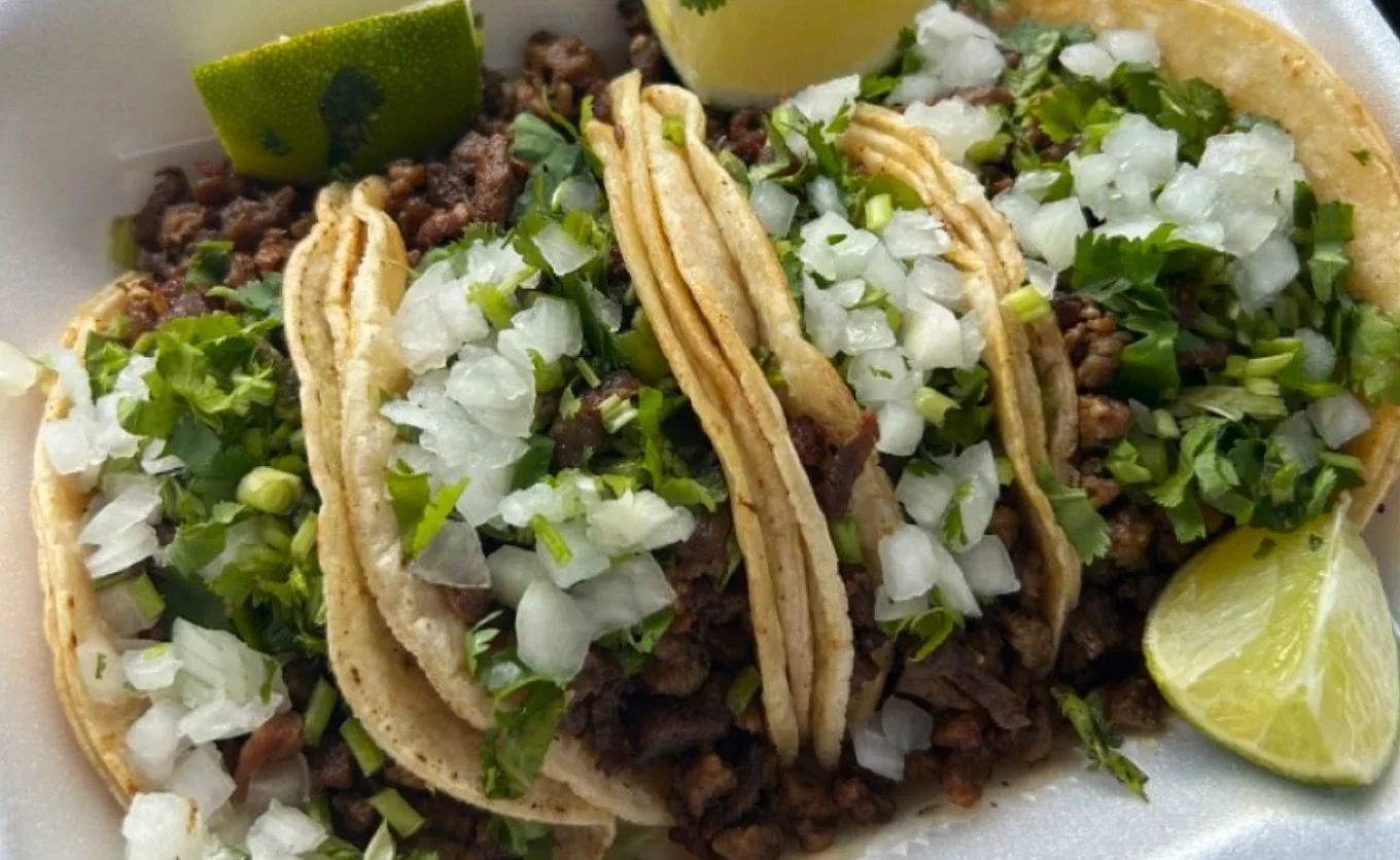 "Dominguero": tacos de barbacoa, mercado y café en un gym para escalar