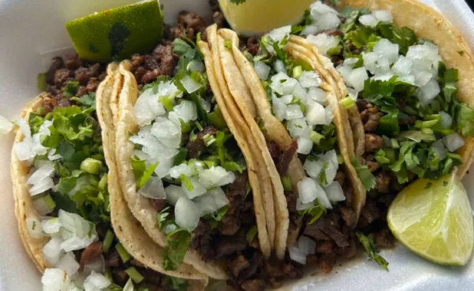 "Dominguero": tacos de barbacoa, mercado y café en un gym para escalar