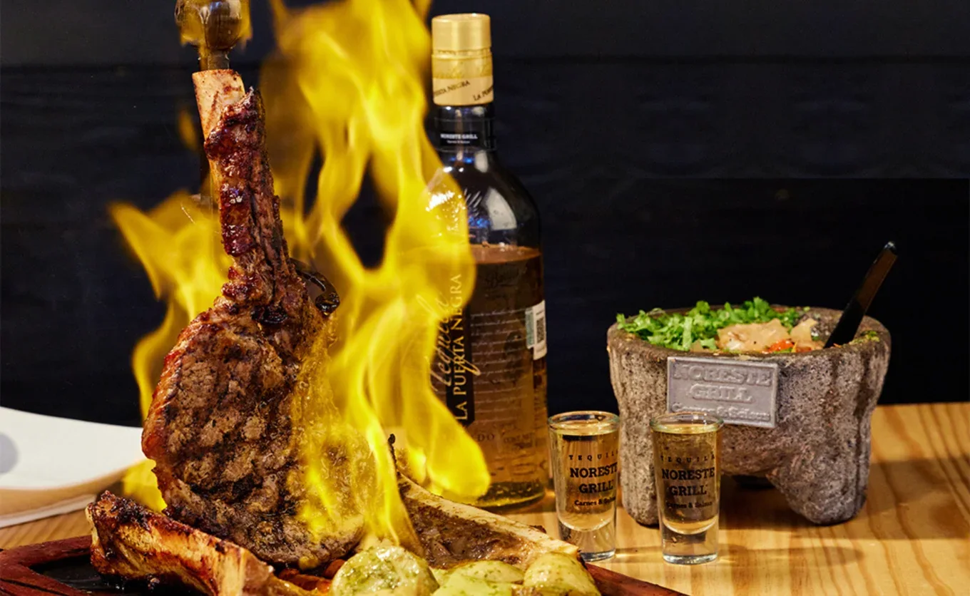 En portada. Elaborado en los Altos de Jalisco y reposado durante meses, el tequila "La Puerta Negra" de Noreste Grill es ejemplo de herencia y tradición mexicana