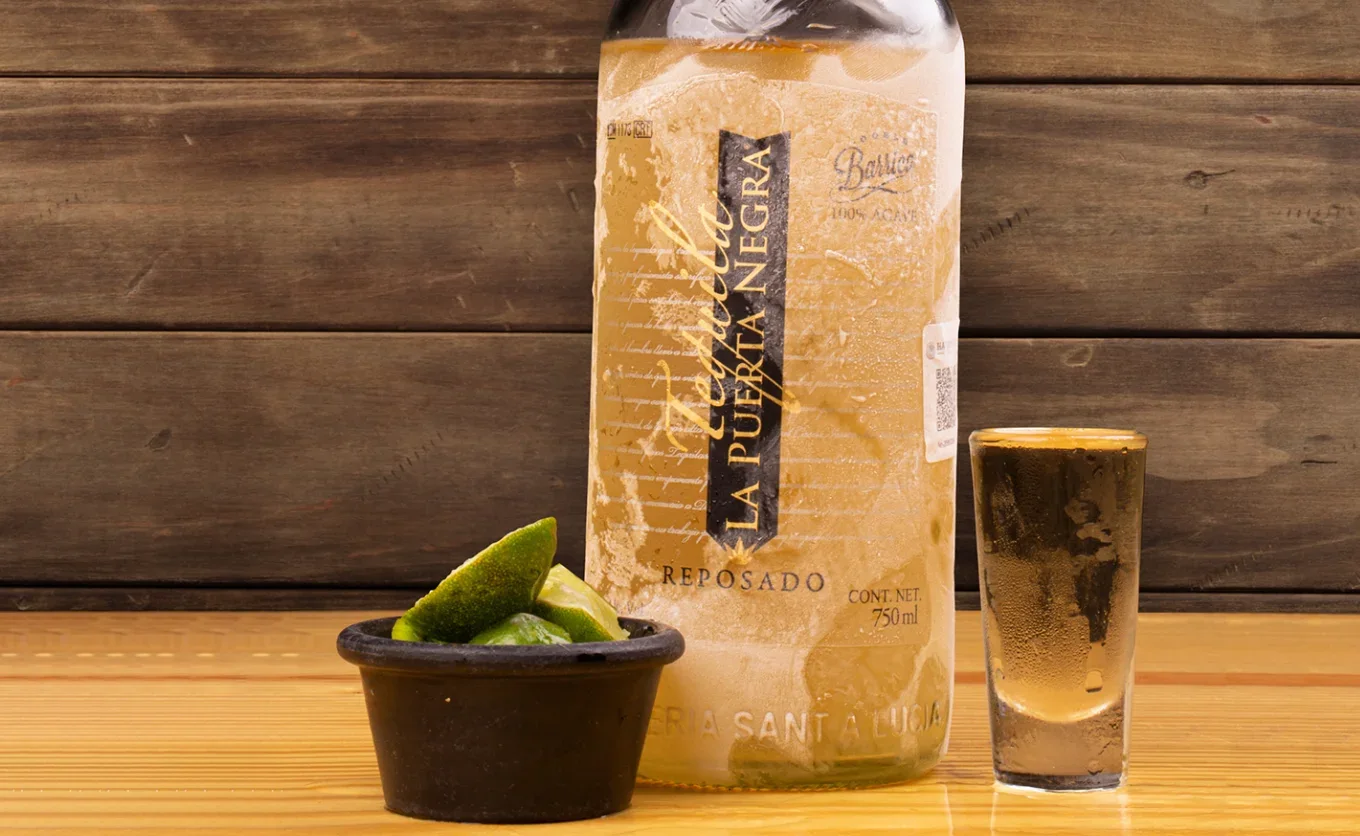 Especial. Elaborado en los Altos de Jalisco y reposado durante meses, el tequila "La Puerta Negra" de Noreste Grill es ejemplo de herencia y tradición mexicana — Gastronomía en Monterrey, Nuevo León