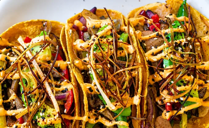¿Imaginas un taco baja hecho con hongos? La creatividad en la cocina vegana regiomontana no tiene límites: es monchosa, experimental y sorprendentemente antojable