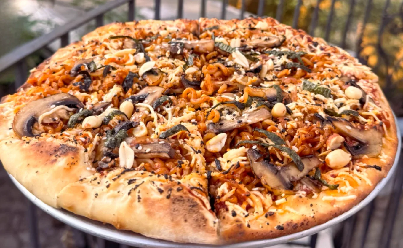 A la pizza se le puede poner de todo, incluso ramen, cacahuate y alga nori — Gastronomía en Monterrey, Nuevo León