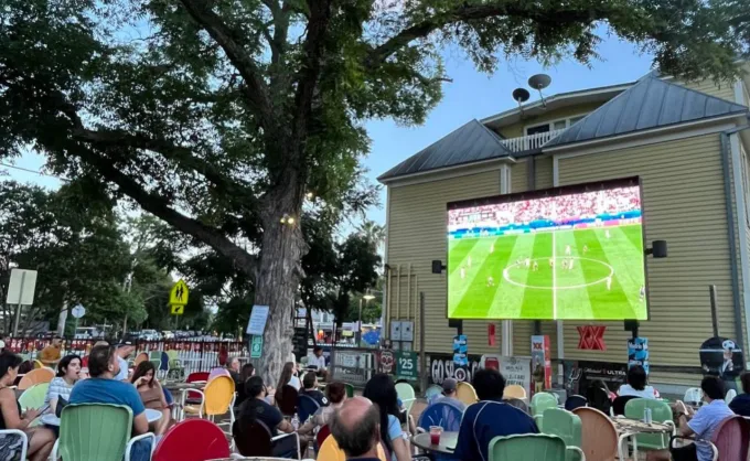 Cuatro restaurantes en San Antonio para disfrutar de deportes sin ir al típico sports bar