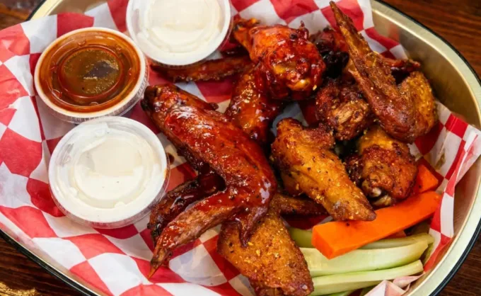 Un restaurante de Laredo agregó Texas Hot Chicken y agotó miles de órdenes en su lanzamiento