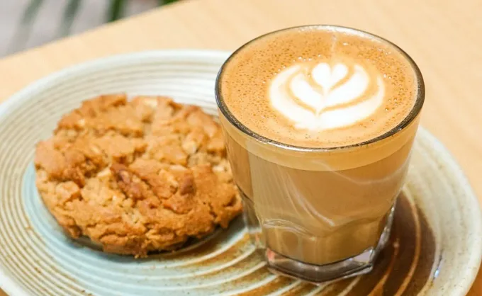 Ahora los cafés colaboran con gimnasios, entrenadores y estudios de baile